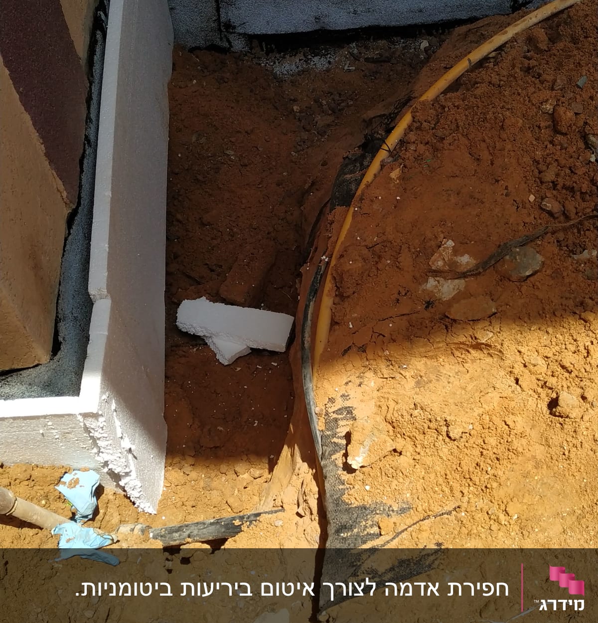חפירה באדמה עם צינור וחתיכות קלקר